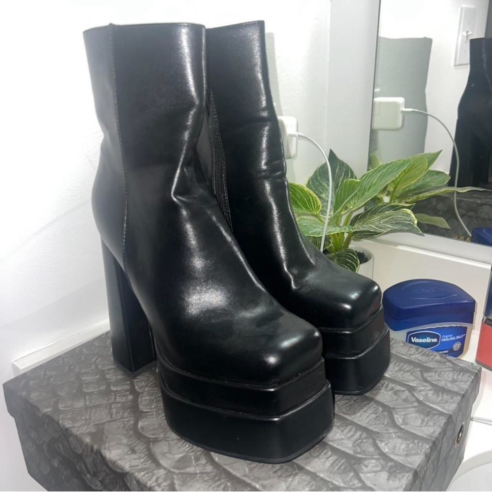 Elegant Black Platform Heeled Boots